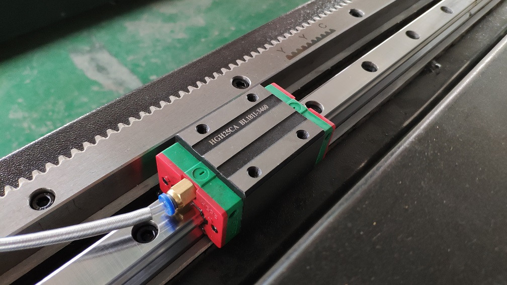 Stroj za lasersko rezanje kovinskih cevi z vlakni