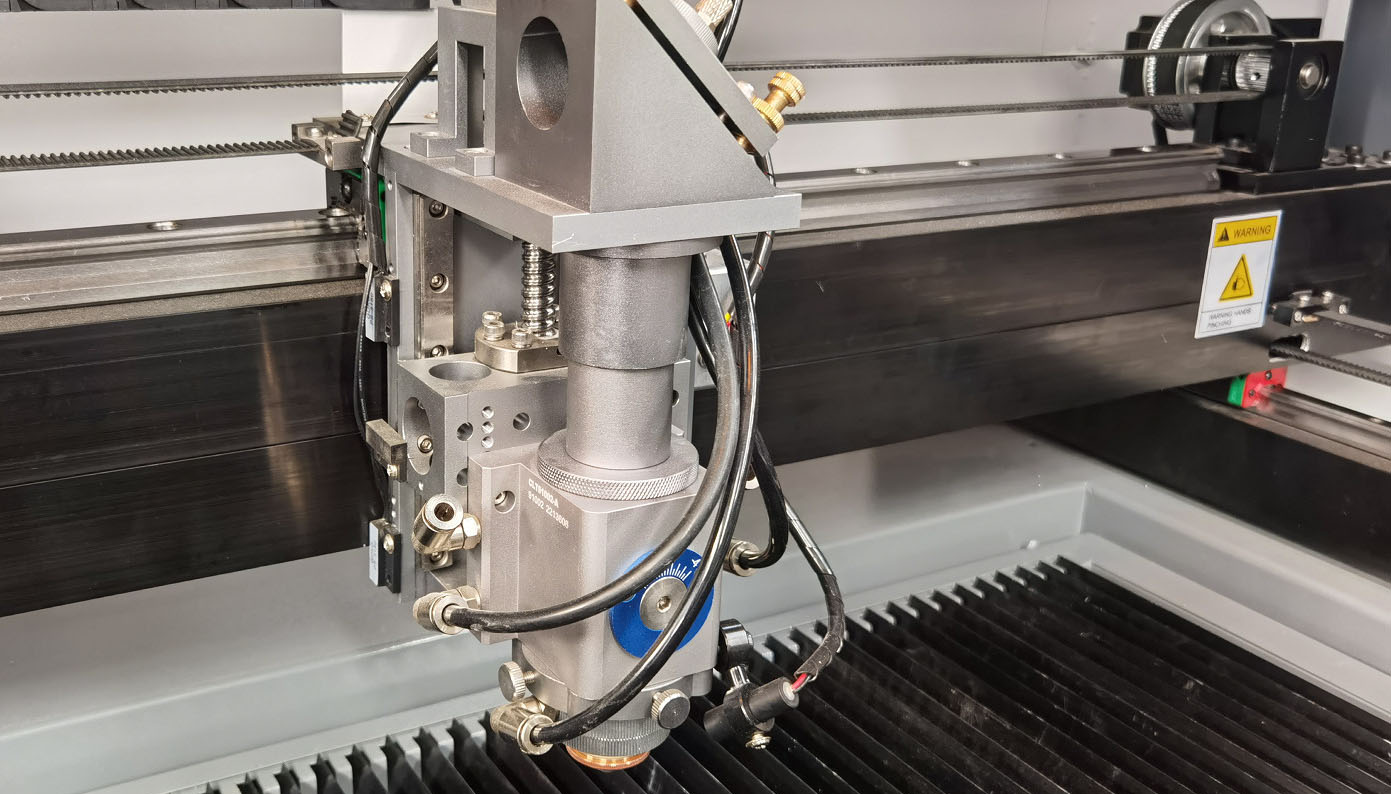Makinë prerëse me laser për përzierjen e metaleve dhe jometaleve CO2 (5)
