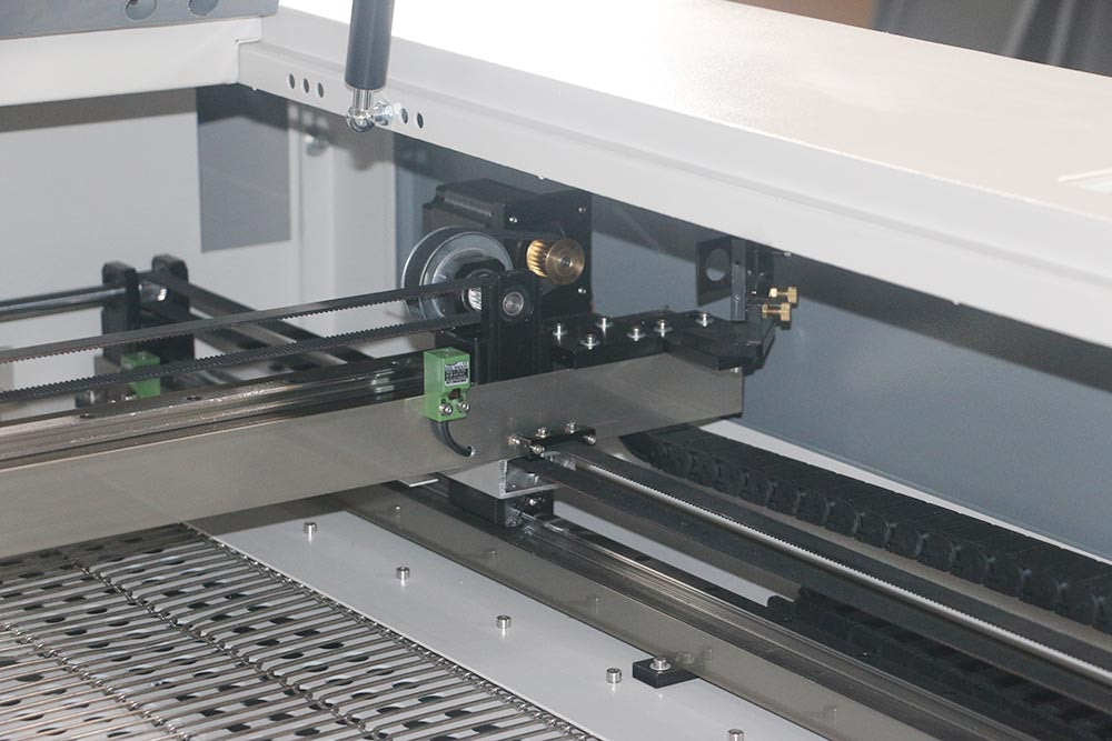 Conveyor Belt auto feeding CO2 Laser cutting Machine 16001000mm (4)