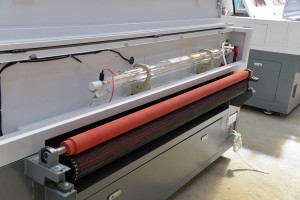máy cắt laser vải ăn vải tự động (5)